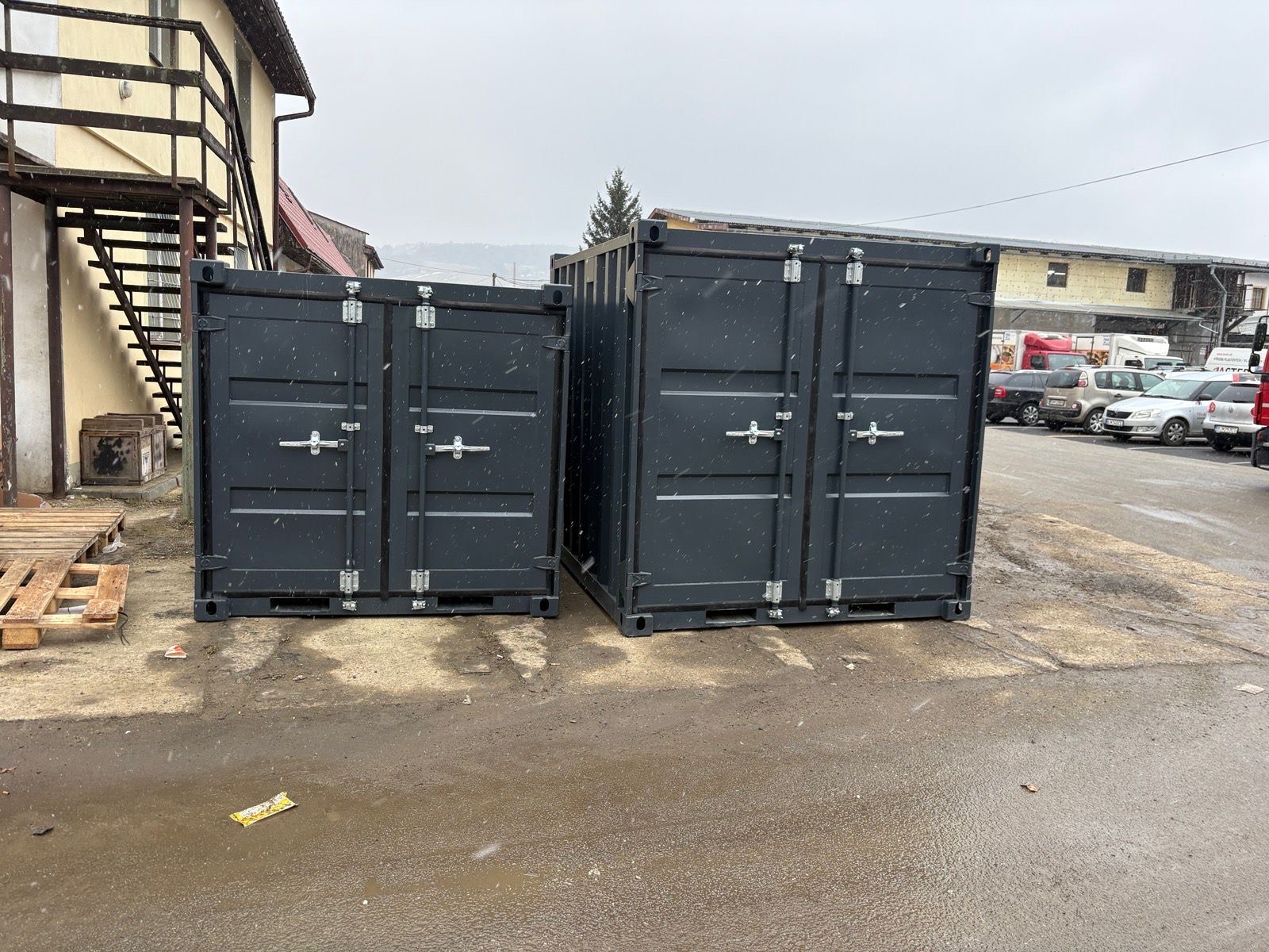 male lodni kontejnery